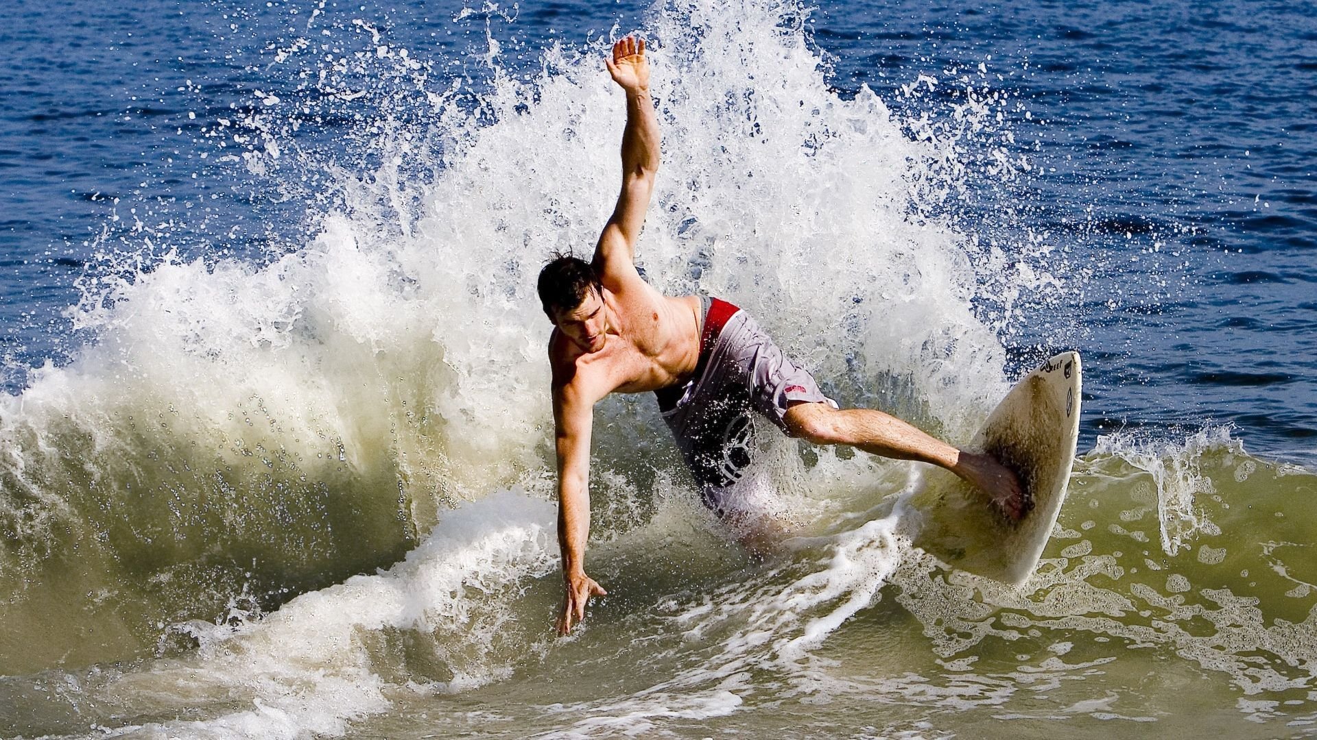 从尼斯到赛道,硬仗基因的胜利传承—当哈弗茨在F1争冠战中展现足球式的接管艺术