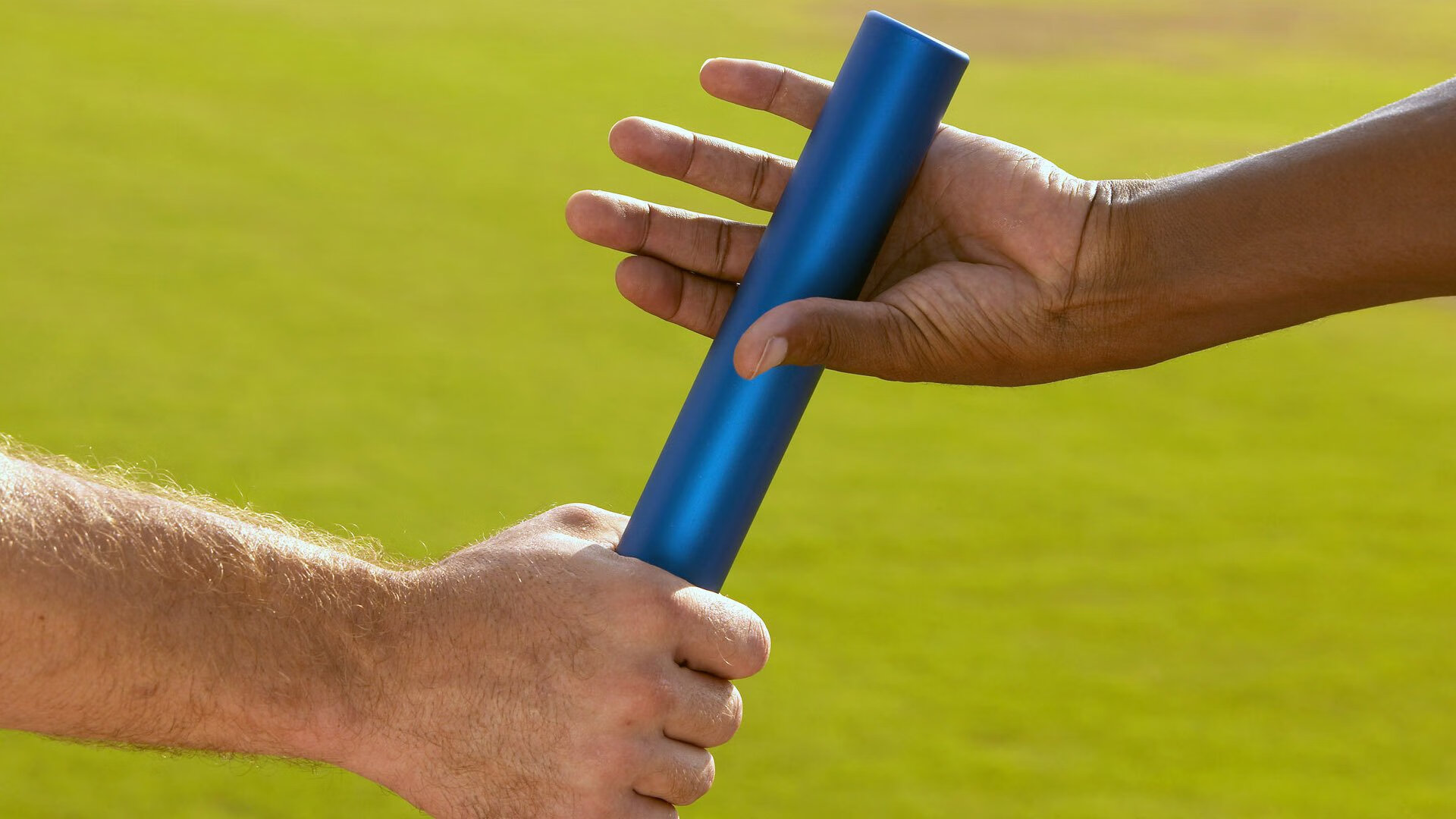 赛道与绿茵场，当F1争冠战火遇上拜仁血拼丹麦